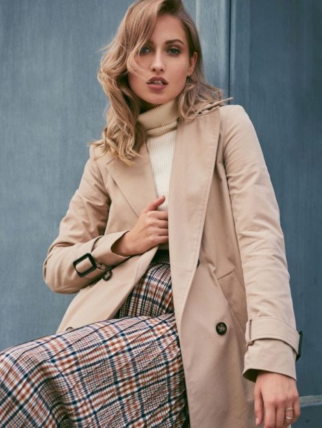beautiful-serious-casual-blond-girl-in-stylish-7SMDMEX